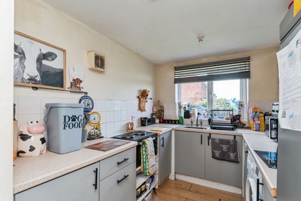 Property photo 3 of 17 Kitchen