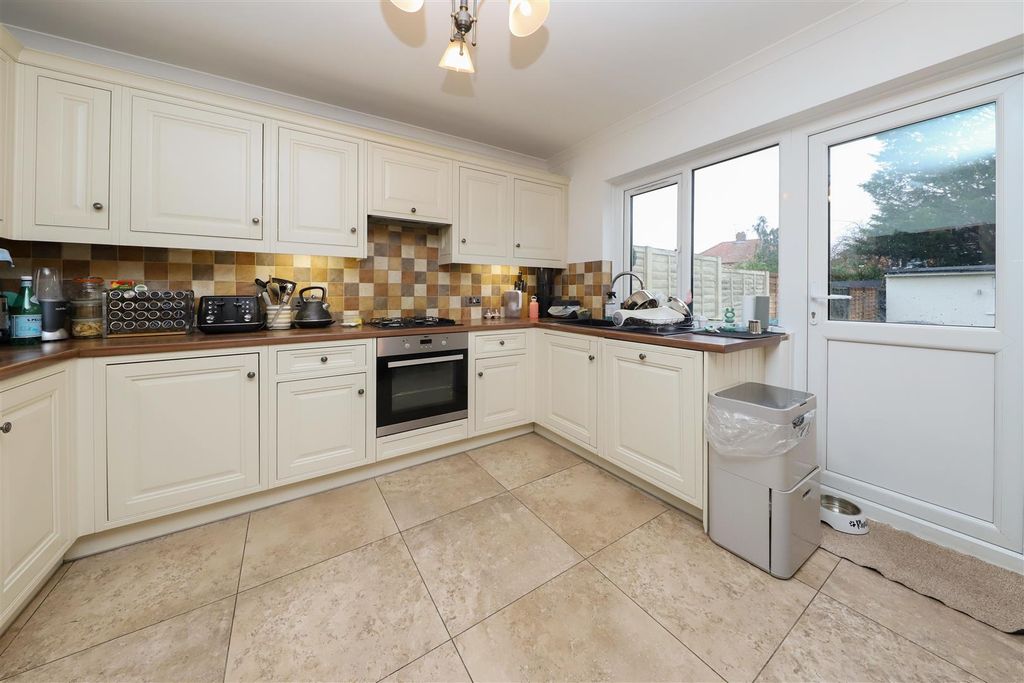 Property photo 2 of 14 Kitchen