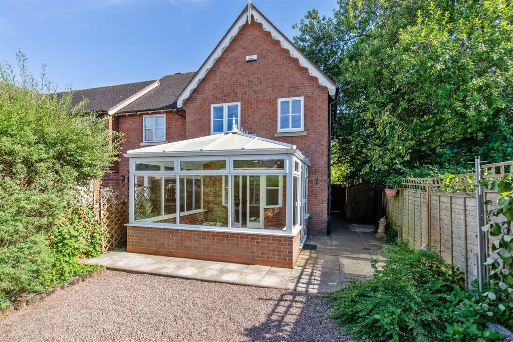 Property photo 2 of 12 27 Shelfield Close, Hockley Heath_16.Jpg