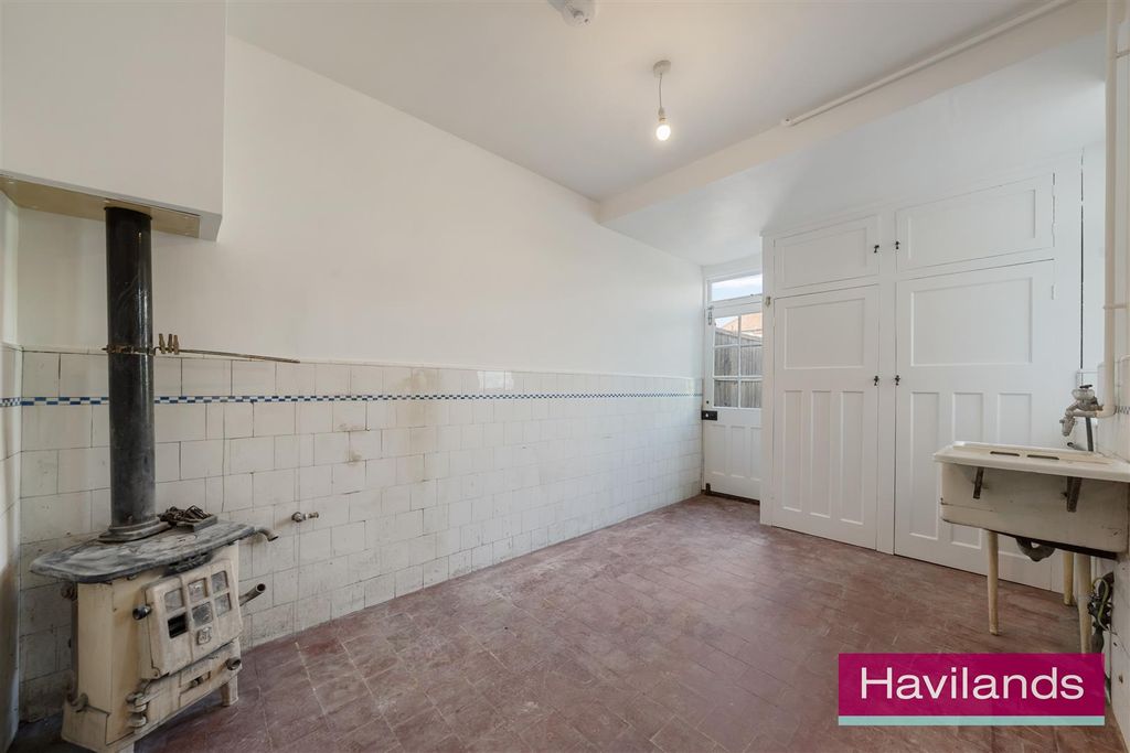 Property photo 3 of 12 Blakesware Gardens-7.Jpg