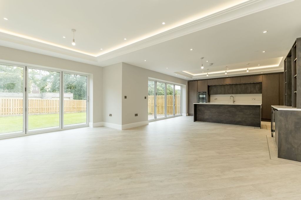 Property photo 2 of 35 Living Kitchen