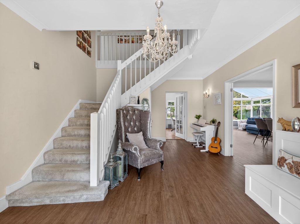 Property photo 2 of 21 Hallway