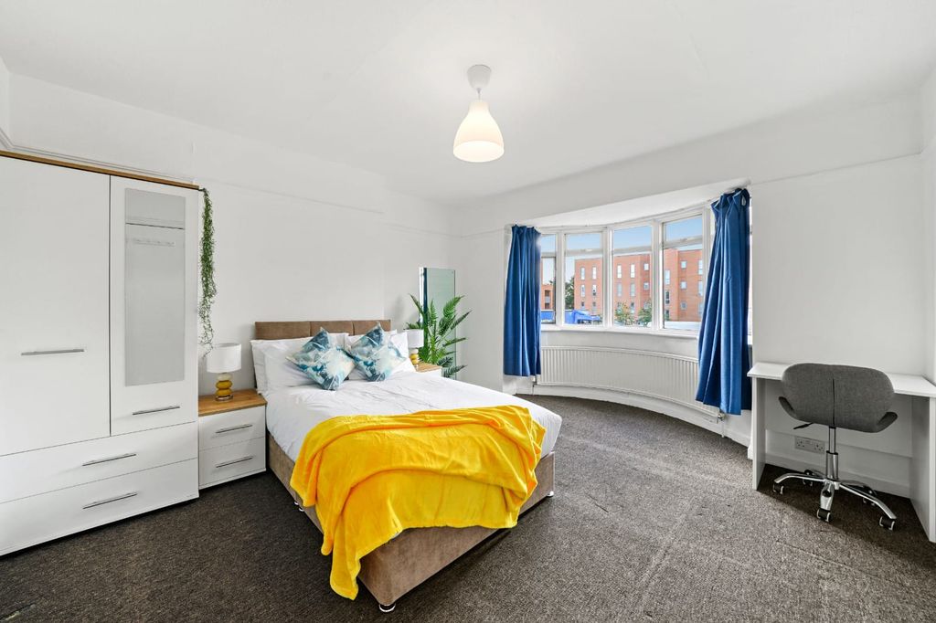 Property photo 3 of 27