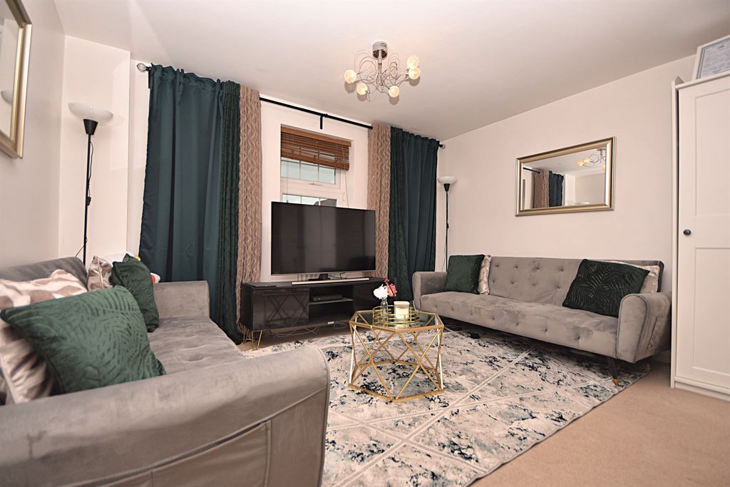 Property photo 3 of 11 Living Room