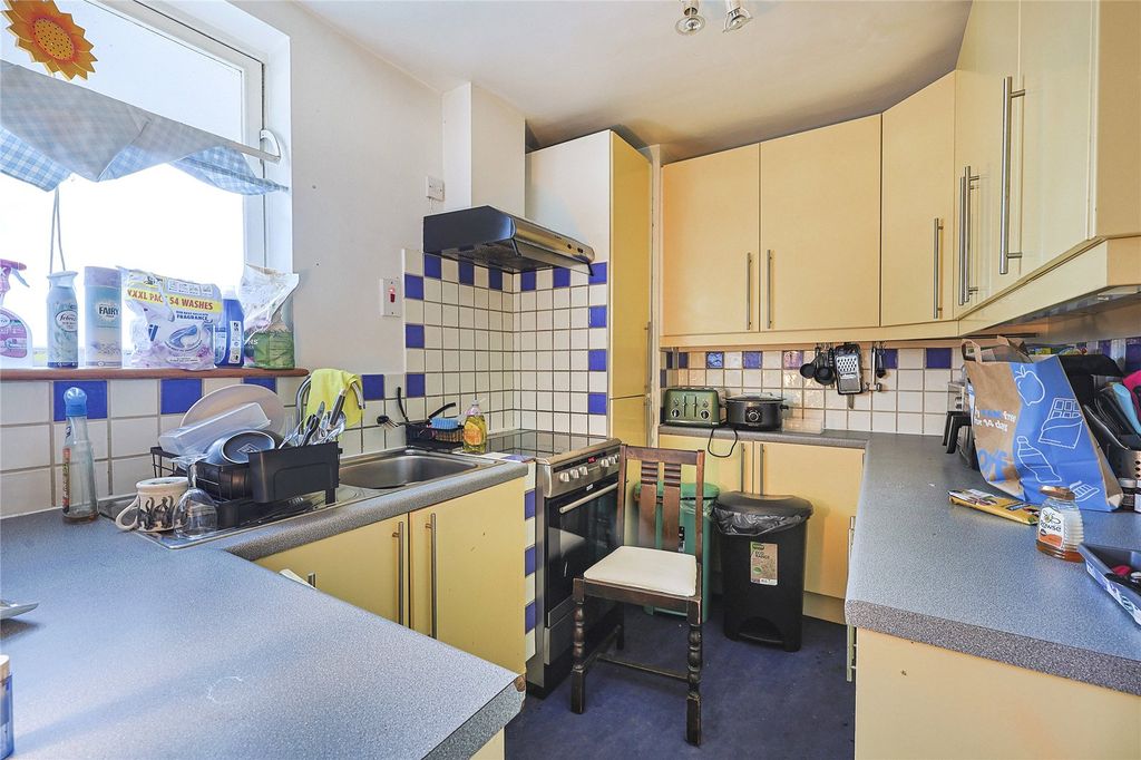 Property photo 3 of 8 Kitchen