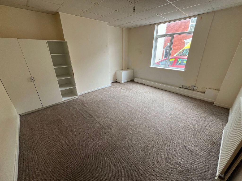 Property photo 1 of 5 A Simple, Unfurnished Single Bedroom Featuring A l...