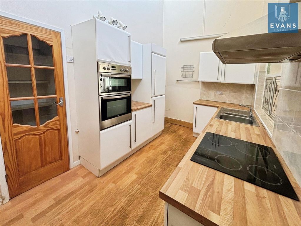 Property photo 3 of 12 Kitchen