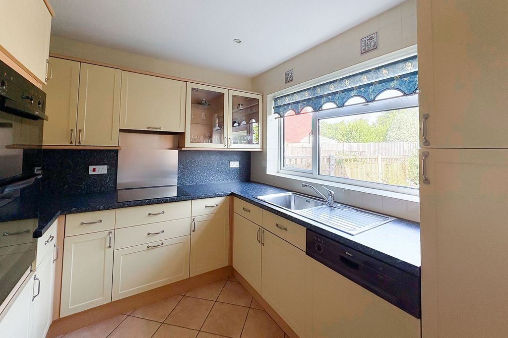 Property photo 2 of 14 Picture No. 21
