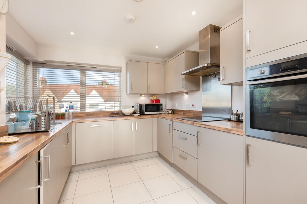 Property photo 2 of 10 Kitchen