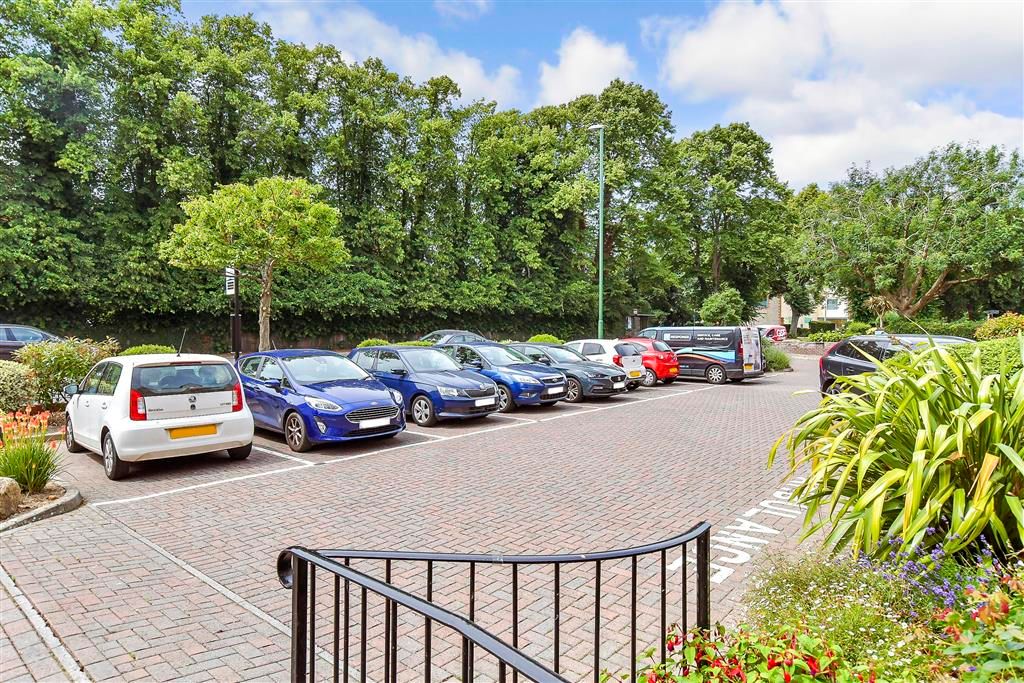 Property photo 2 of 9 Driveway/Parking