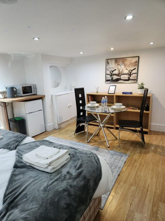 Property photo 2 of 6 Bedroom Part 2