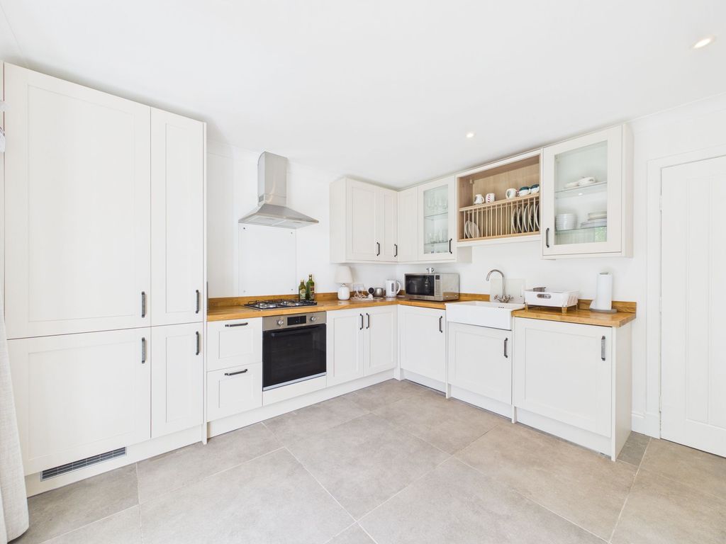 Property photo 3 of 16 Kitchen
