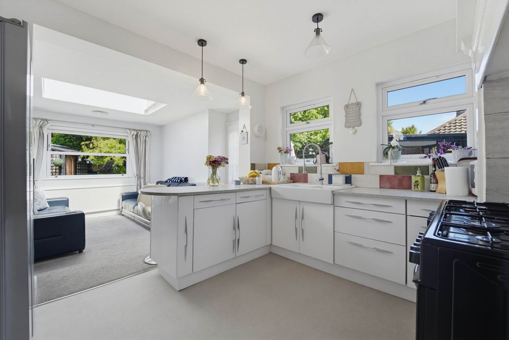 Property photo 2 of 25 5243872