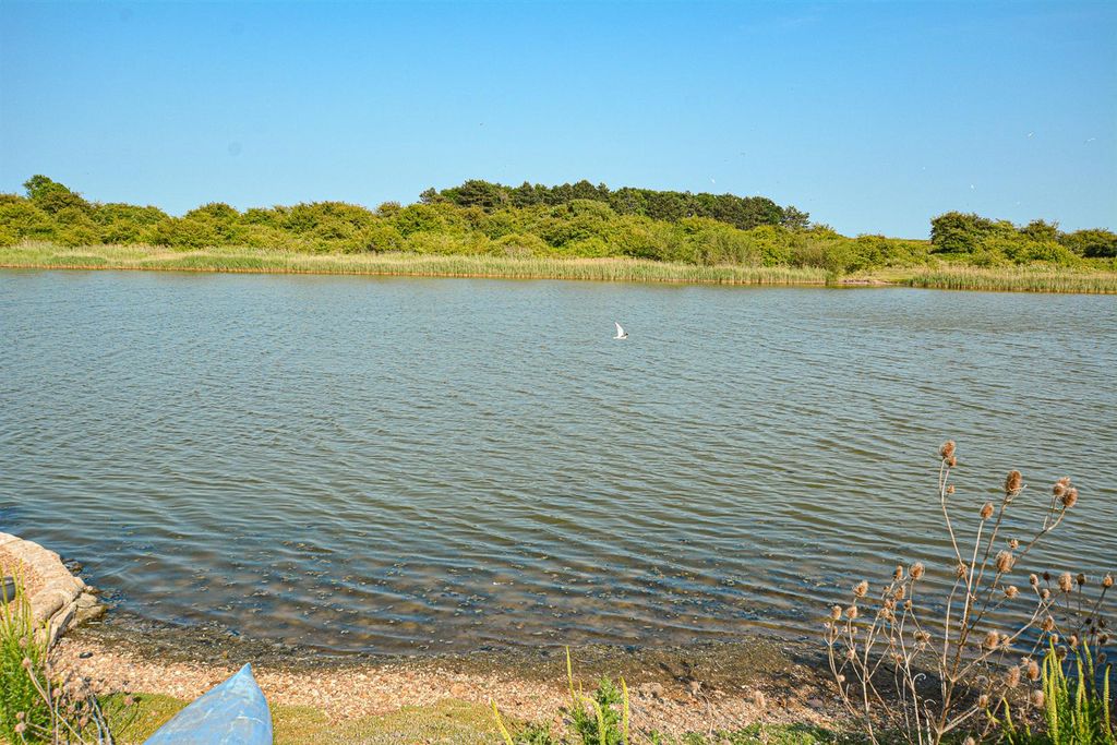Property photo 2 of 31 Rear Lagoon With Direct Access