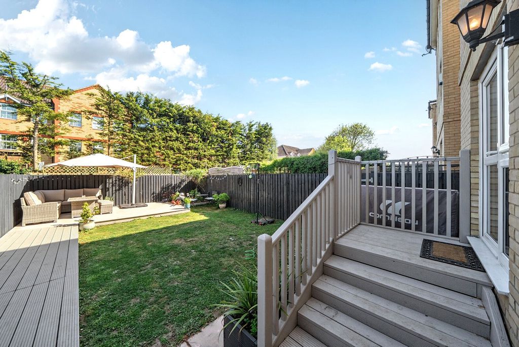 Property photo 3 of 17 Garden