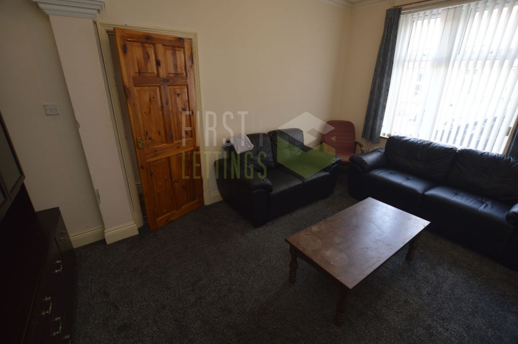 Property photo 3 of 10 Lounge