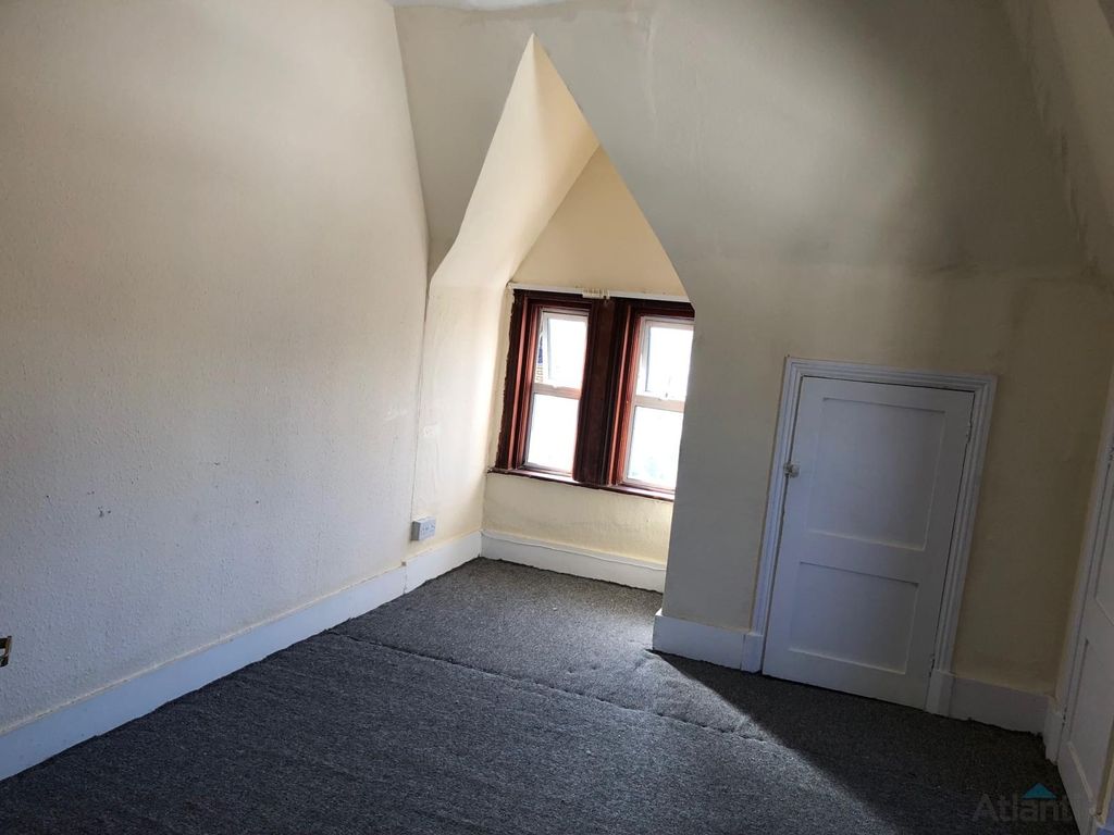 Property photo 1 of 4 1 Bedroom Top Floor Flat