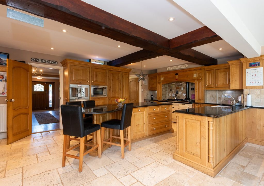 Property photo 3 of 18 Kitchen