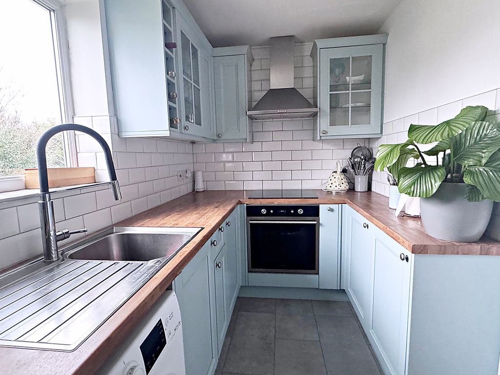 Property photo 3 of 11 Kitchen