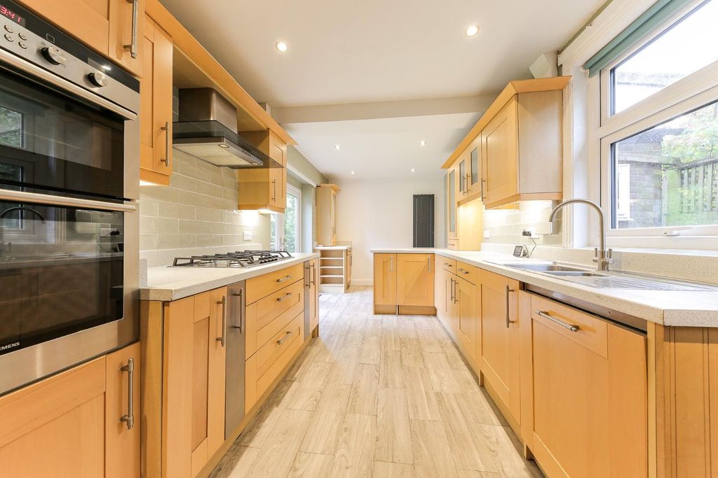 Property photo 2 of 19 Kitchen