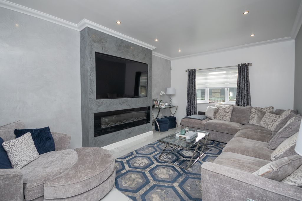 Property photo 2 of 41 Lounge
