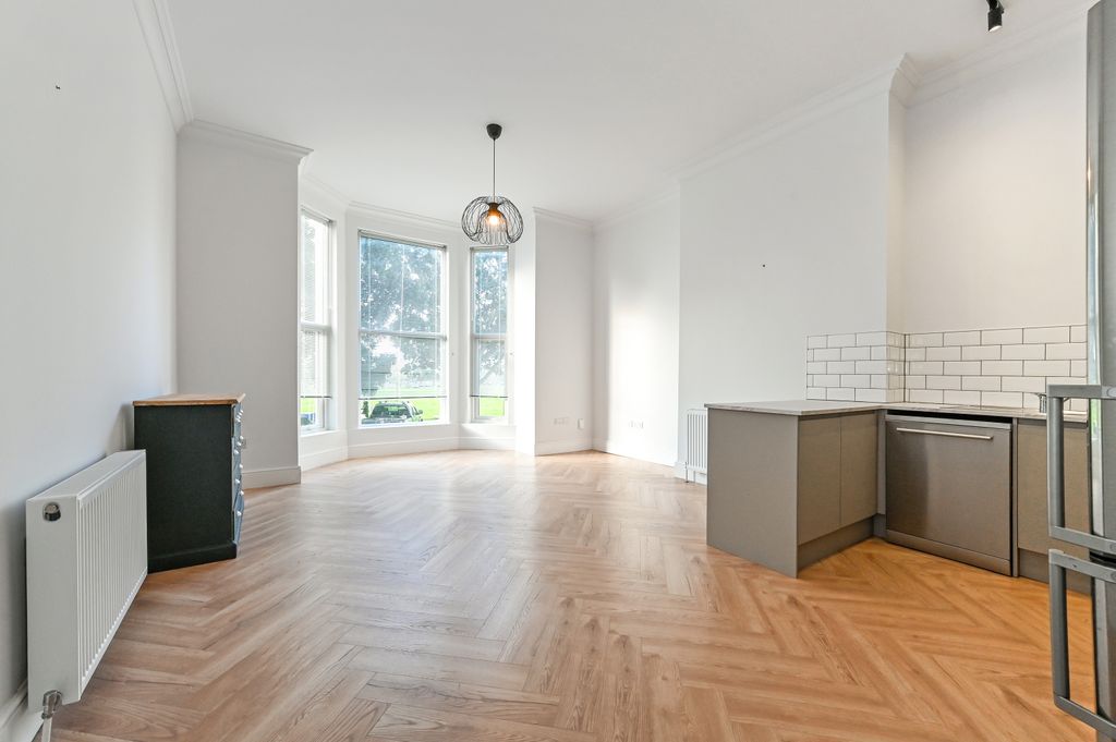 Property photo 3 of 77 Flat 2