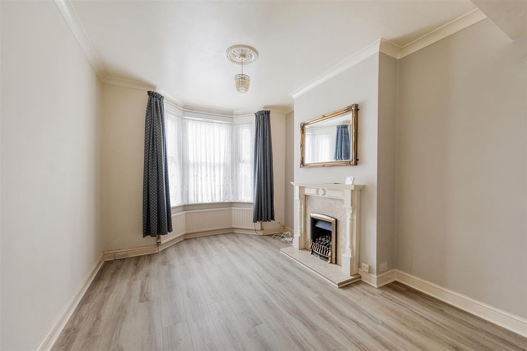 Property photo 2 of 26 Trumpington Road, E7