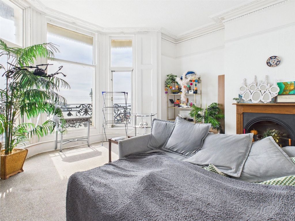 Property photo 2 of 15 Lounge