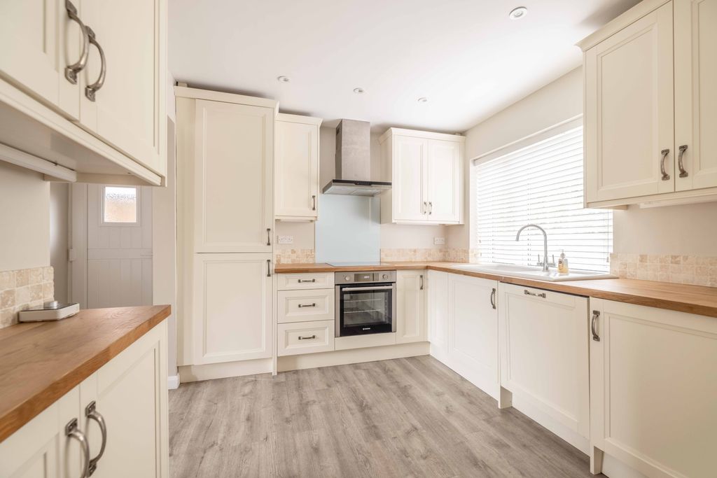 Property photo 2 of 17 LG72 (14 Of 20)