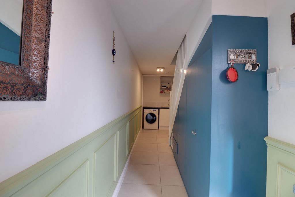Property photo 3 of 33 Entrance Hallway