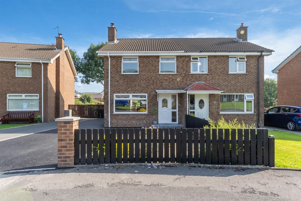 Property photo 1 of 24 33 Church View, Ballynahinch 24.Jpg