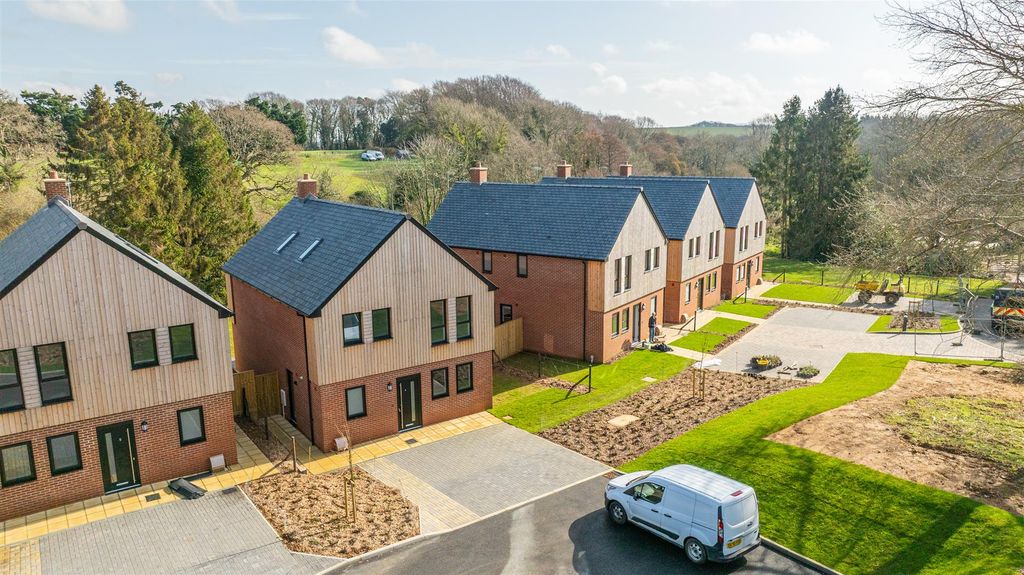 Property photo 1 of 23 Driveway Parking