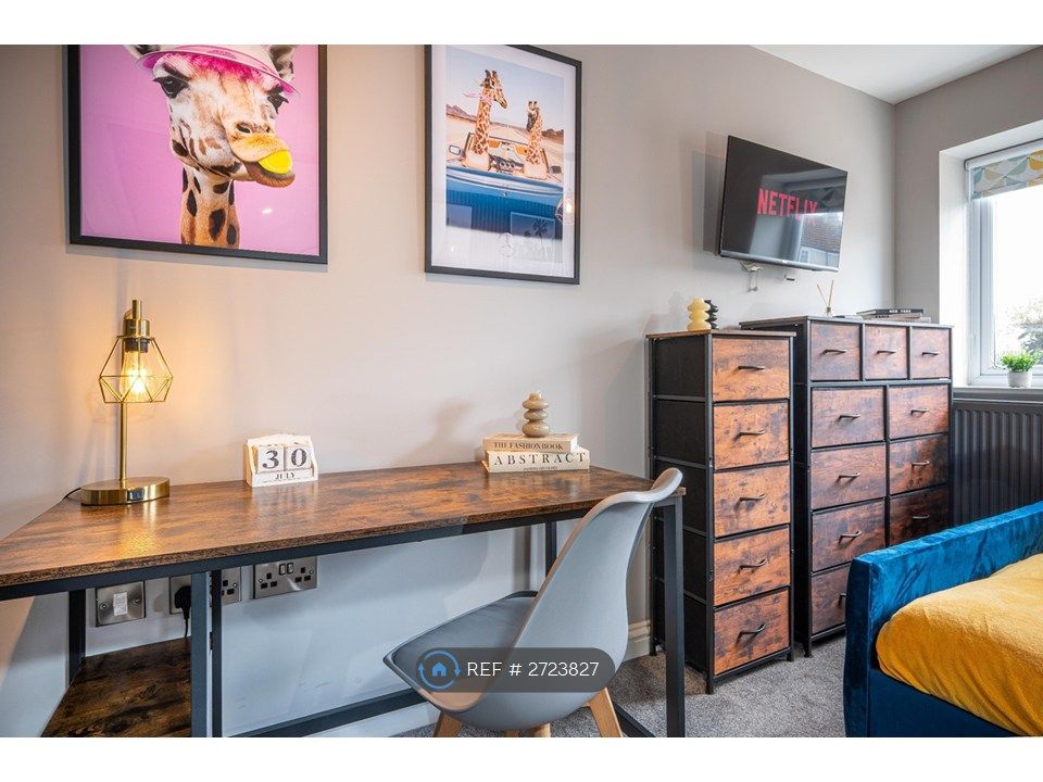 Property photo 2 of 13 Desk Space