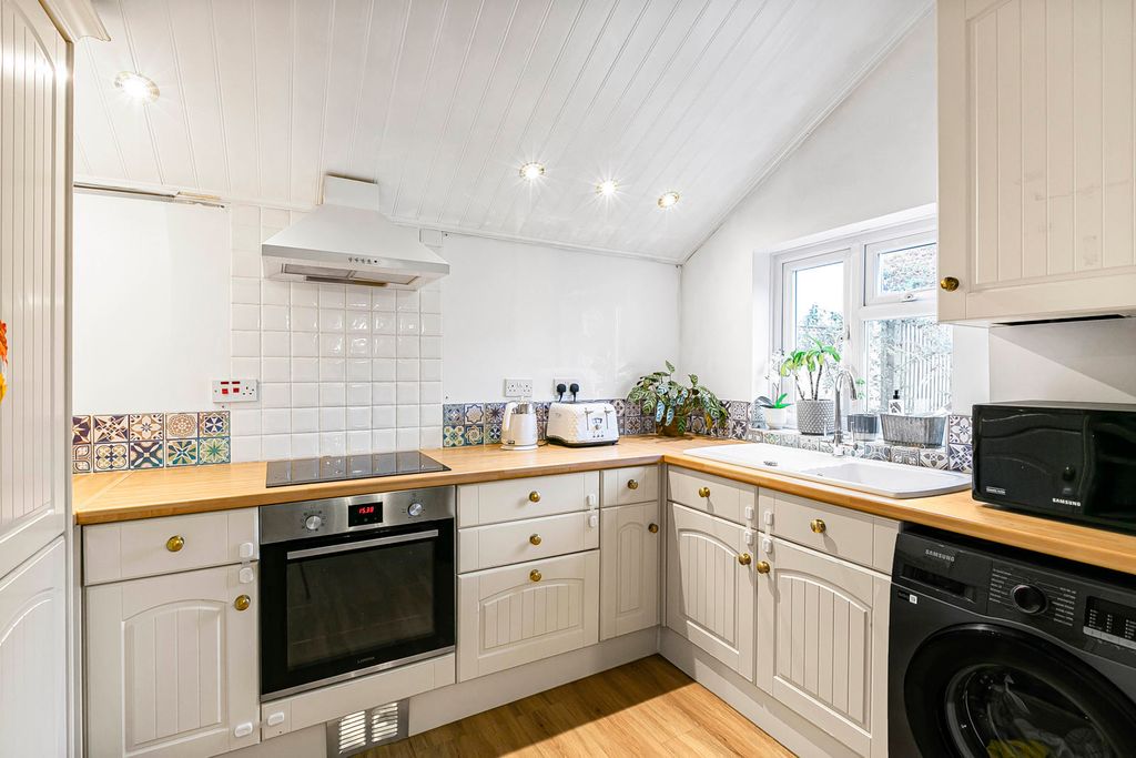 Property photo 3 of 27 Kitchen