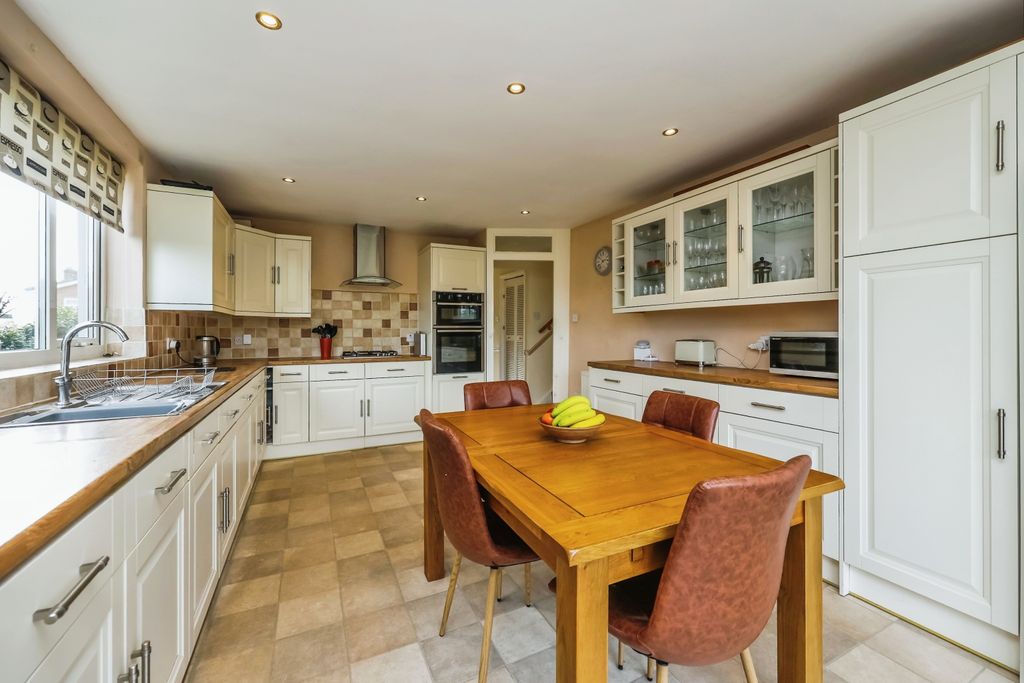 Property photo 3 of 18 Kitchen