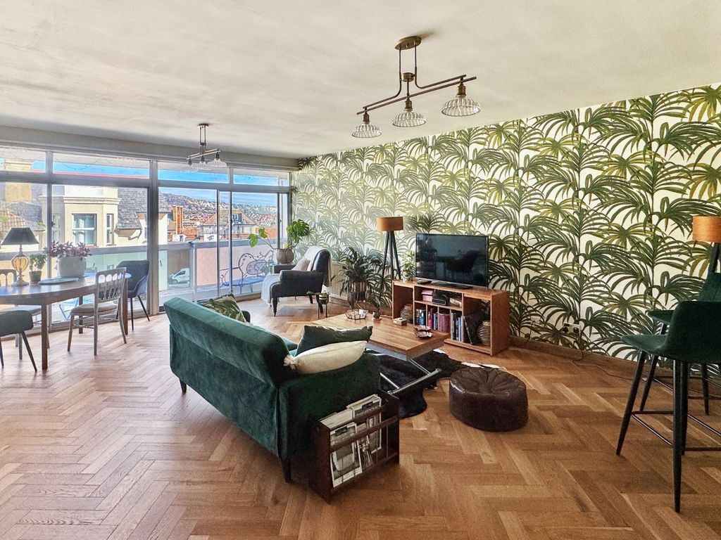 Property photo 1 of 18 Lounge