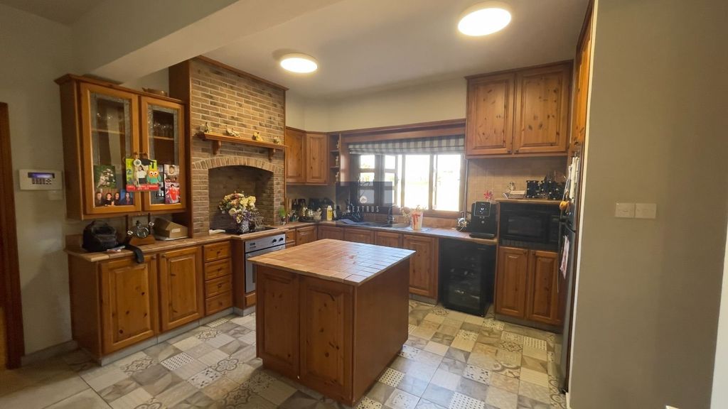 Property photo 2 of 39