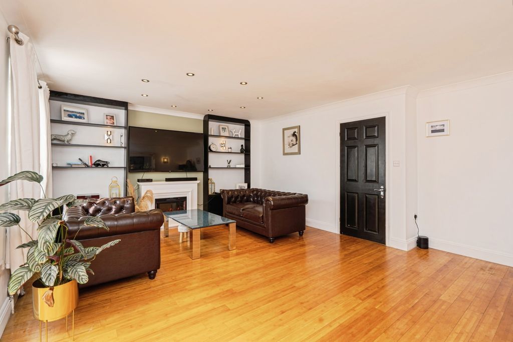 Property photo 2 of 17 Photo