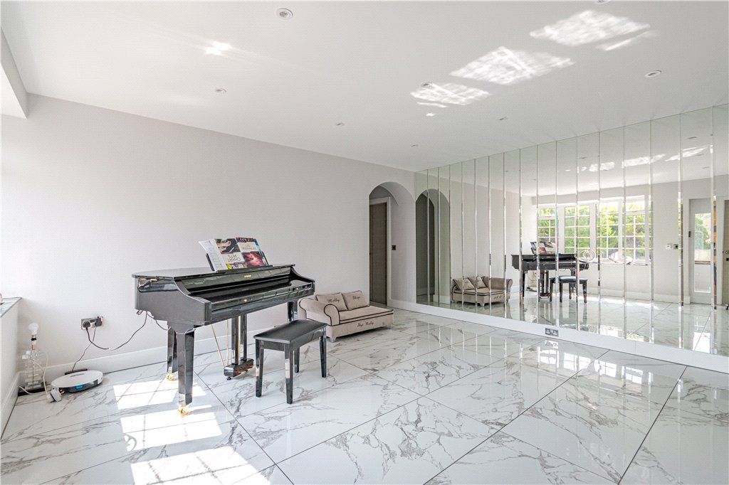 Property photo 3 of 23 Entrance Hall