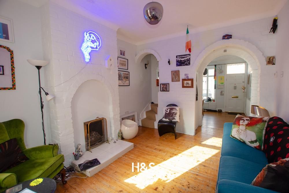 Property photo 3 of 9 14 Southfield Road - Rec2.Jpg