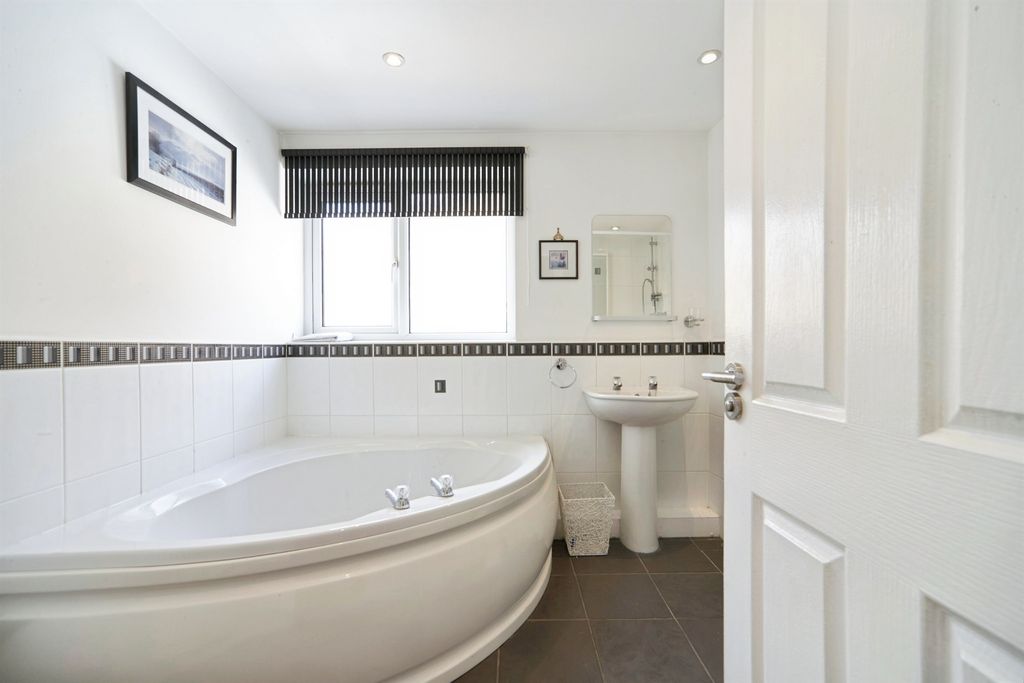 Additional image 6 of 3 bed flat for saleOwlcotes Road, Pudsey LS28