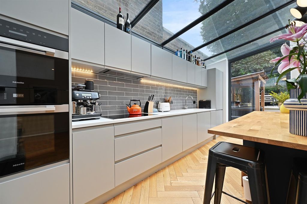 Property photo 2 of 11 Bw - Surrendale Place - 18 (1).Jpg