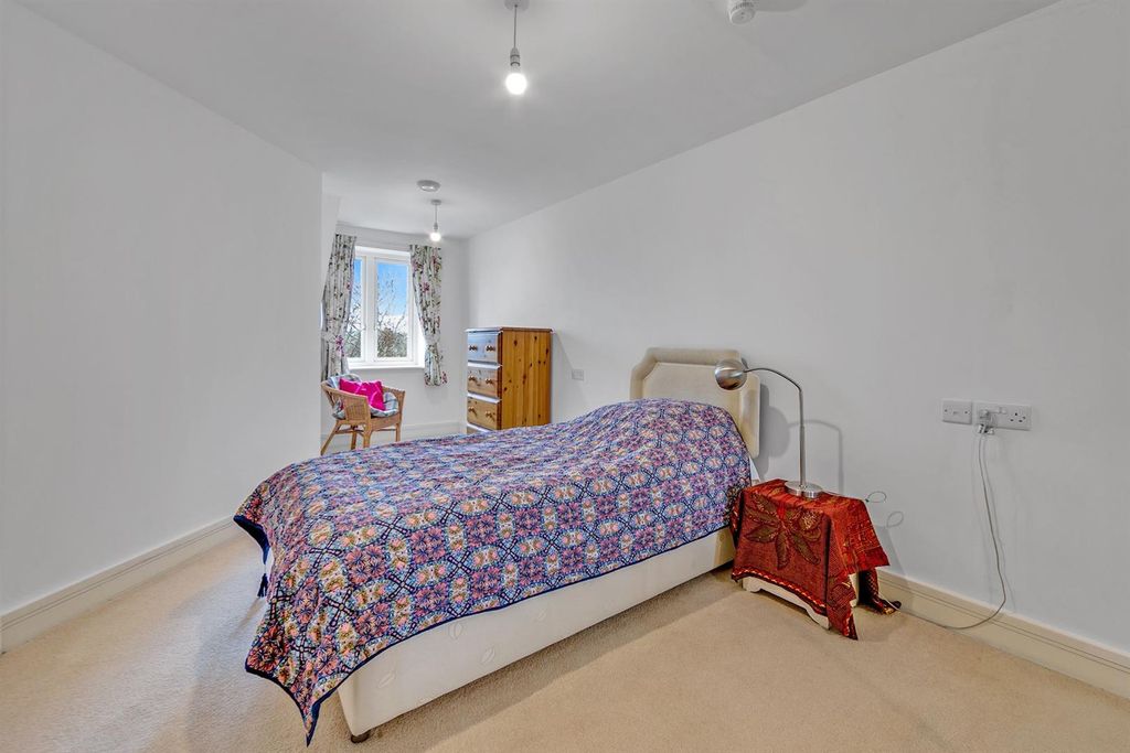 Property photo 3 of 13 01-F39Ach_49Crayshaw_Rg48Eq_82048_-1-Medium.Jpg