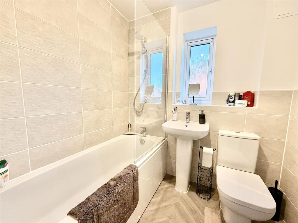 Property photo 2 of 10 Bathroom.Jpeg