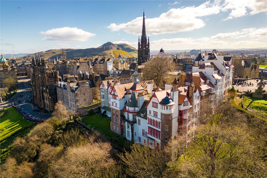 Property photo 2 of 28 Edinburgh's Old Town