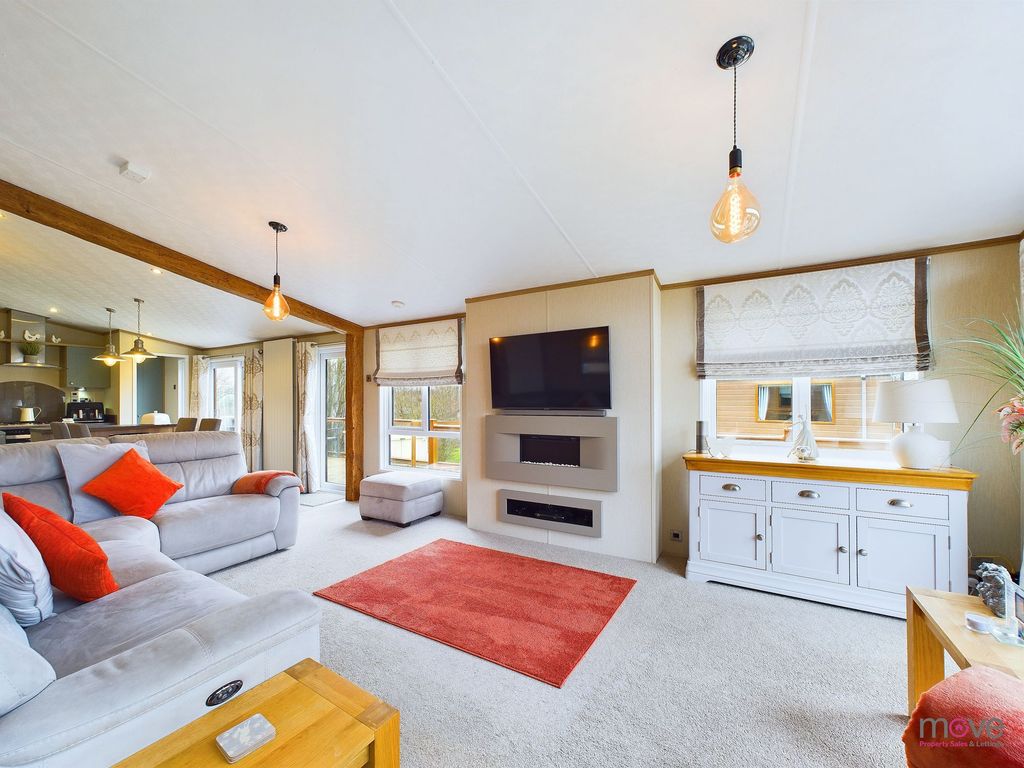 Property photo 1 of 12 Lounge