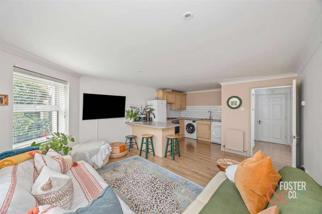 Property photo 2 of 17 Chatsworth Square, Chiddingly House 8_003.Jpg