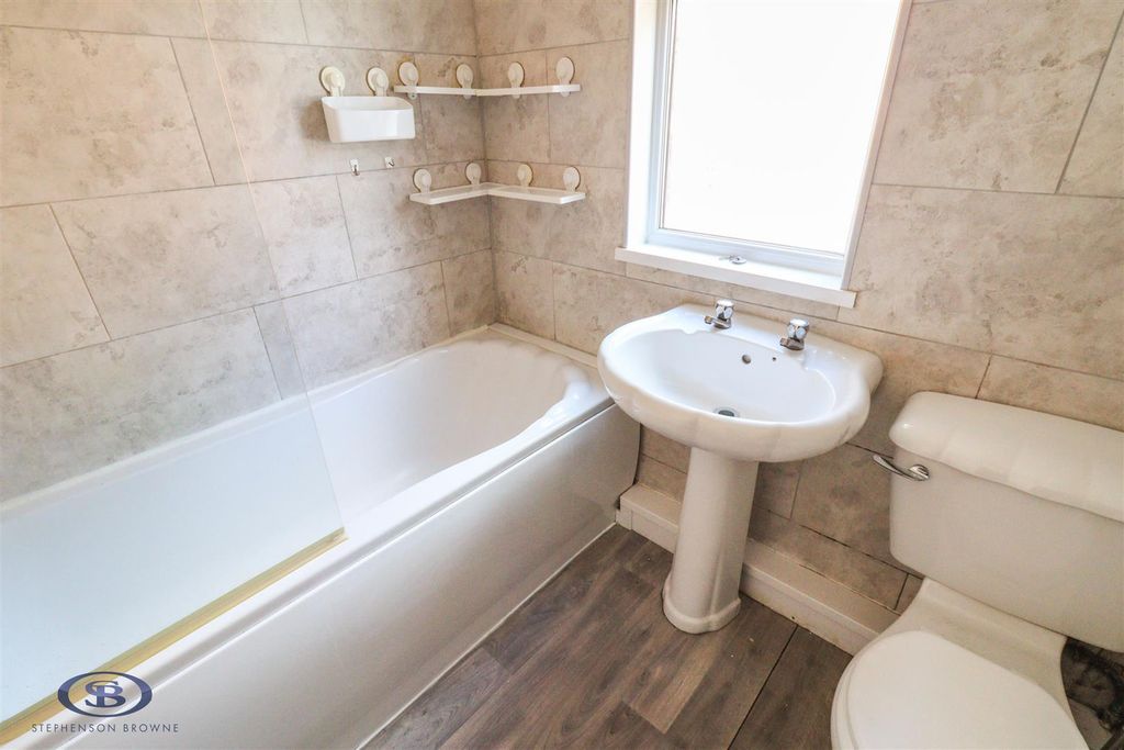 Property photo 3 of 18 Bathhh .Jpg