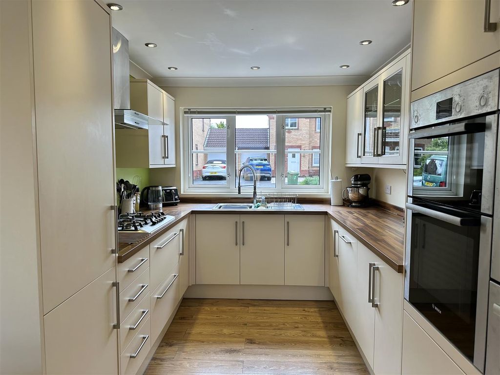 Property photo 3 of 28 Kitchen
