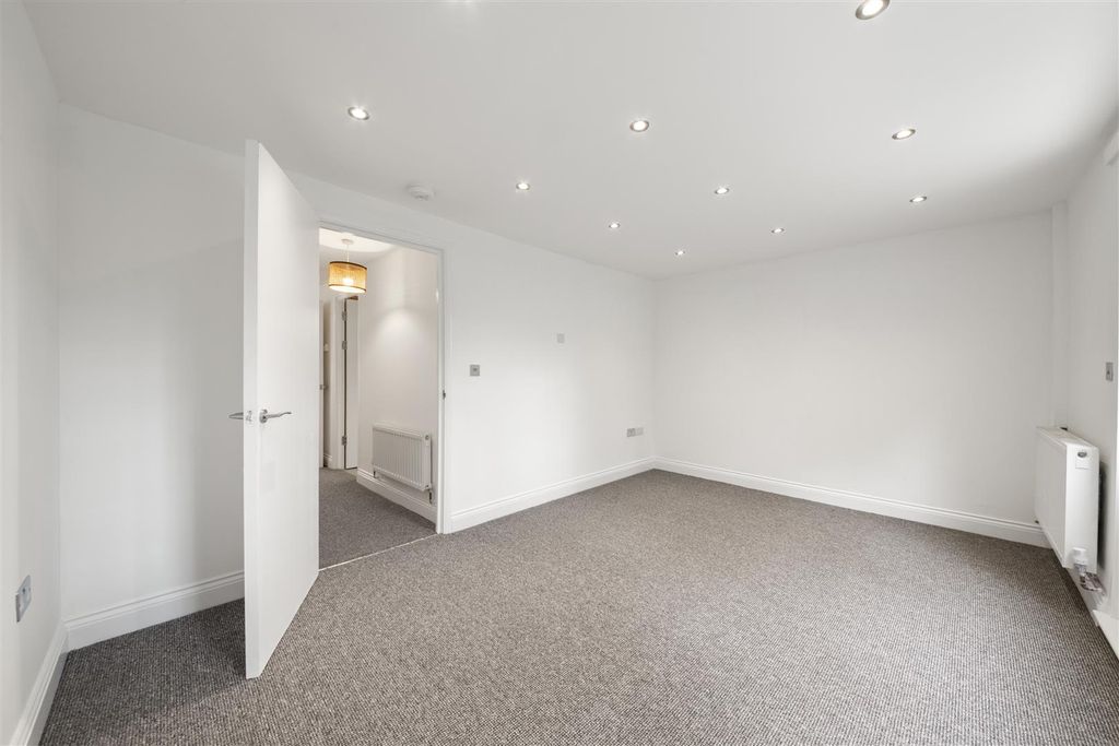 Property photo 2 of 16 4